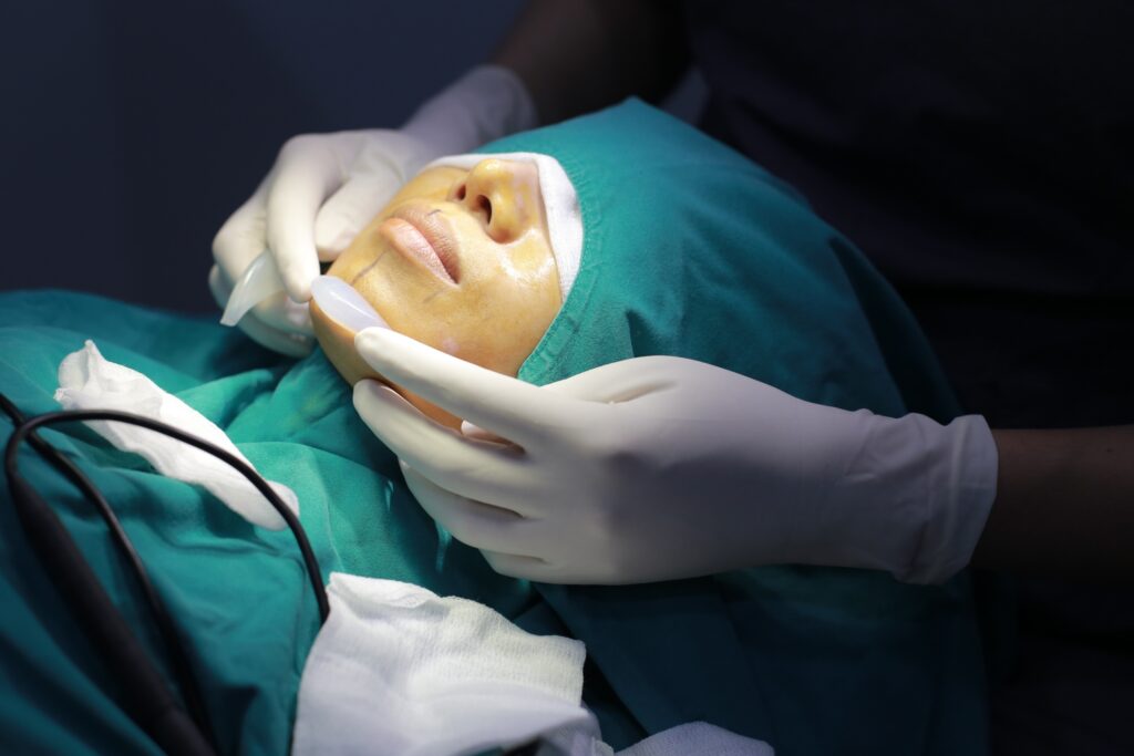 การผ่าตัดเสริมคางแผลนอก we clinic